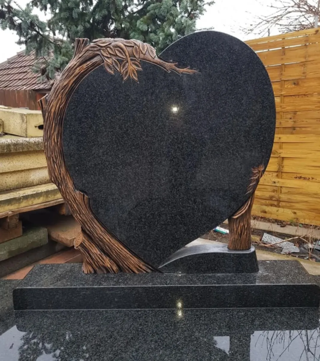 Szív alakú fekete gránit sírkő fa motívummal
