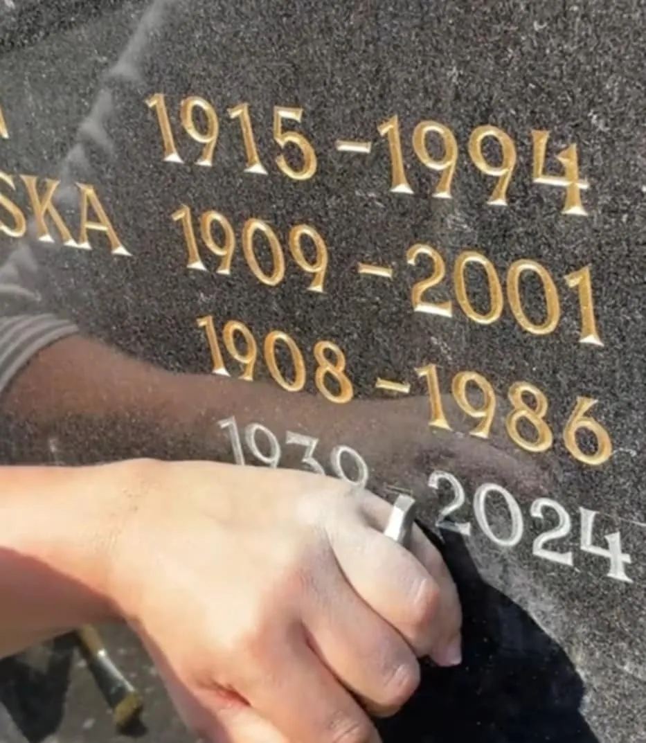 Kézi betűvésés gránit sírkő felületen