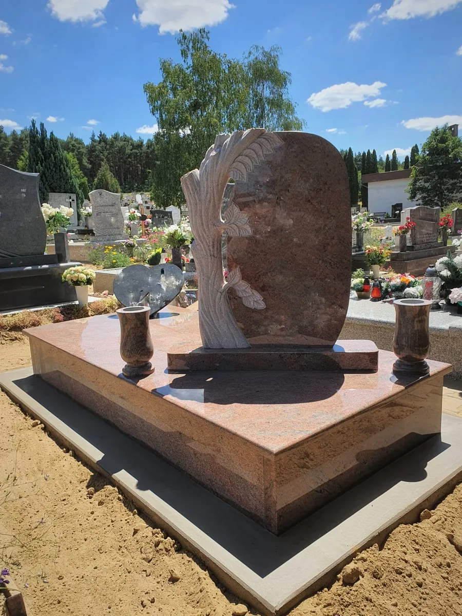 Modern gránit síremlék világos és sötét kőelemekkel