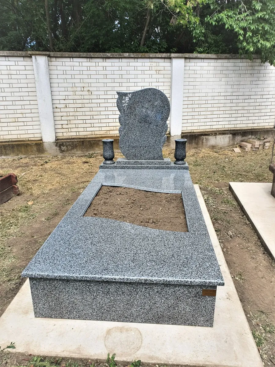Szürke gránit síremlék nyitott sírfelülettel és virágtartókkal