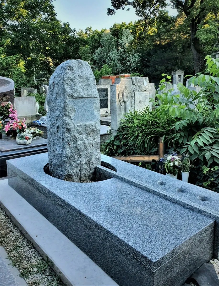 Modern szürke gránit síremlék természetes kőhatású fejrésszel