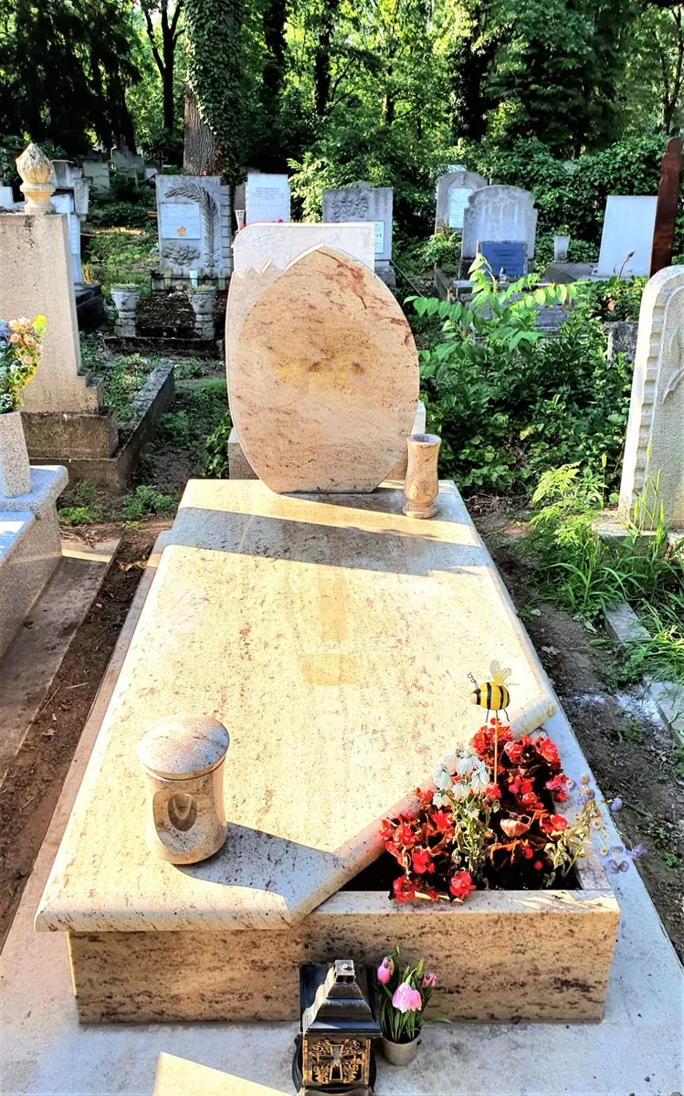 Világos gránit síremlék ovális fejrésszel és urnatartó elemekkel