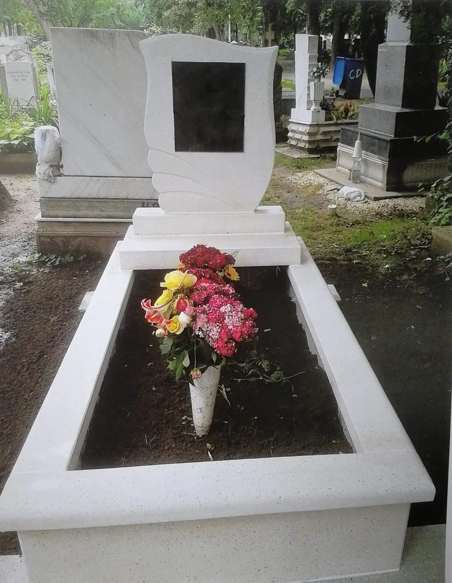 Világos gránit síremlék fekete gránit betéttel