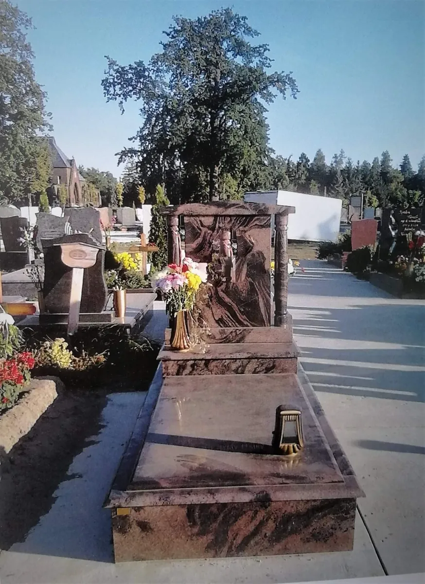 Barna gránit síremlék oszlopos fejrésszel
