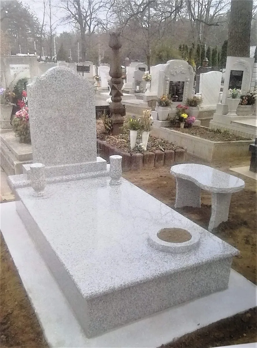 Világos gránit síremlék gránit paddal és virágtartóval