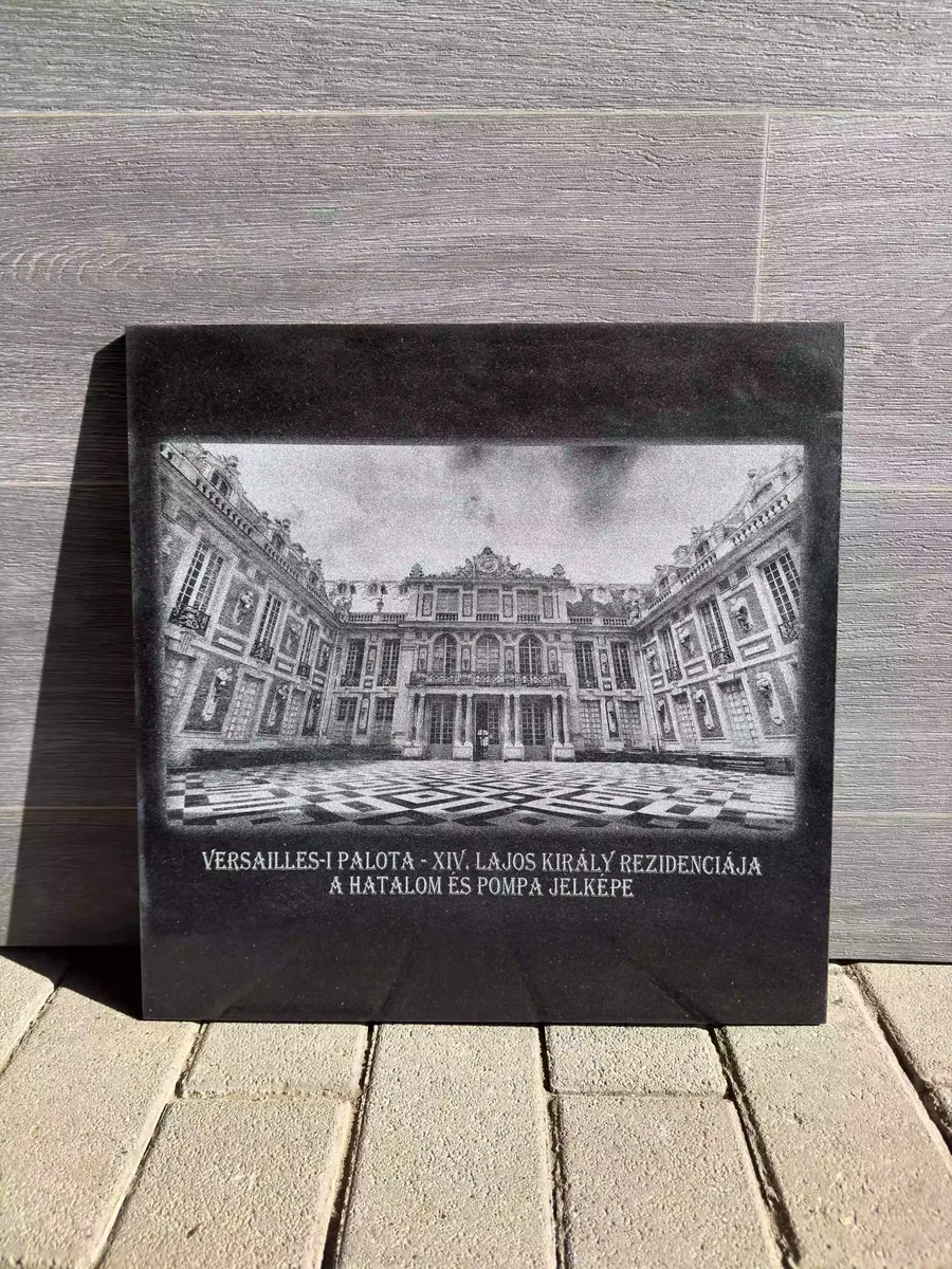 Versailles-i palota részletgazdag gravírozása fekete grániton