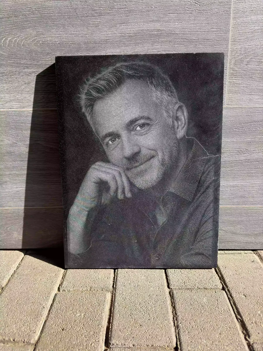 Férfiportré részletgazdag gravírozása fekete gránitlapra