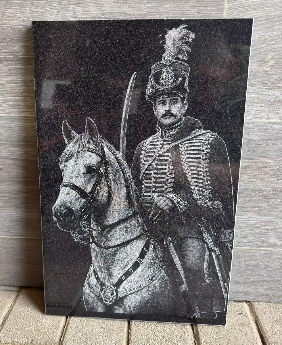 Huszárportré részletgazdag gravírozása fekete gránitra