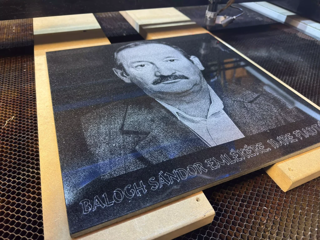 Balogh Sándor portrégravírozása fekete gránit lapon munka közben