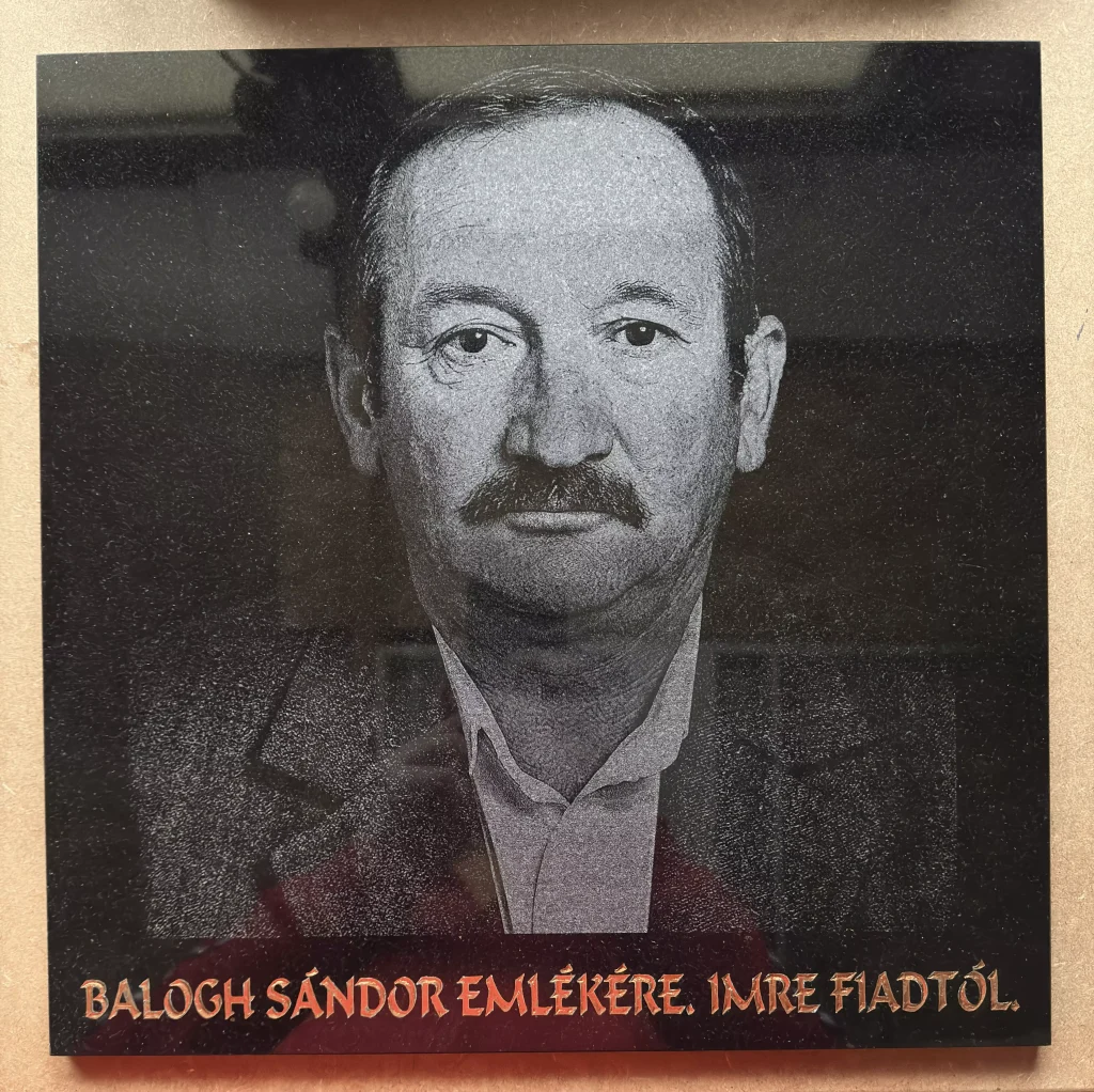 Balogh Sándor gránit portréja aranyozott felirattal